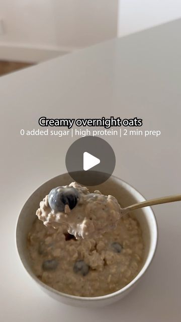 Kelsey Rose on Instagram: "(easy prep) CREAMY OVERNIGHT OATS🥣 — no added sugar, 30grams protein + 2 min prep. Honestly you can’t beat this combo.

We are high protein breakfast girlies!! It is soooo important to begin your day feeling satiated and that starts with a highs protein breakfast.

These overnight oats not only are DELICIOUS but they literally also take 2 minutes to make and you can customize it to make it your own with what you have!

INGREDIENTS: (2 portions)
+ 1/2 cup dry oats
+ 1 scoop protein 
+ 1 tbsp chia seeds
+ 1/4 cup yogurt of choice
+ 1/2 cup milk of choice
+ 1 tsp nut butter 
+ (OPTIONAL) 1 tsp honey or maple syrup - I find that it is sweet enough without!
Topped with blueberries 🫐 or your fav fruit

Some serious meal prep inspo for this upcoming weekend! Try and l Kelsey Rose, Breakfast Oats Overnight, High Protein Breakfast, Protein Breakfast, Overnight Oats Recipe, Oats Recipes, Yogurt Cups, 21 Day Fix, Nut Butter