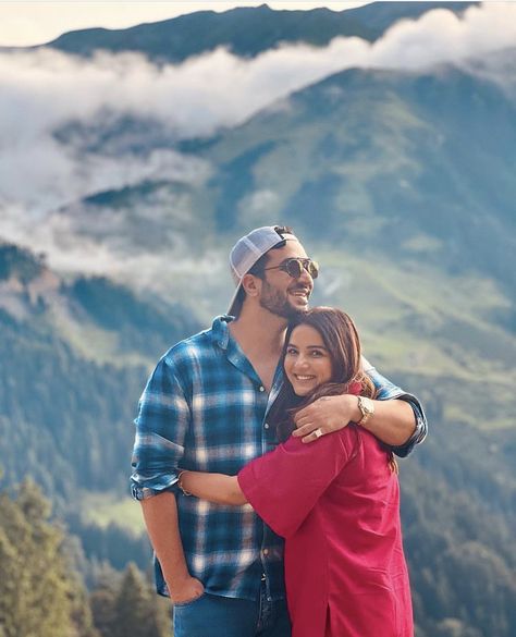 Couple Trip Poses, Outfit For Couples Photoshoot, Trip Couple Photography, Couple Poses For Trip, Kerela Couple Photos, Poses For Trip Pictures, Normal Couple Poses, Cute Couple Photo Ideas Instagram, Couple Casual Poses