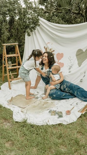 Jess Williams Photography on Instagram: "Truly the cutest session ever 🥹❤️! When Haley told me she wanted to do a paint session I was so excited! I have seen so many cute ones from such amazing artists and was excited for my turn to bring it to life! 🎨 the guy on Facebook marketplace (who I bought the ladder from) said “you’re using this for what??? A photoshoot!?” Yep, you heard that right! 😂  The last time I saw this family the baby was in mamas belly! I just adore my clients who come back for shoots because watching your family grow is so special! 🥰   #paintphotoshoot #paintphotography #creativefamily #creativephotography #photographyideas #photographytrends #gpresets #unscriptedposingapp #authenticlovemag #sonyalpha #sonyphotographer #flphotographer #tampaphotographer #familyphotog Paint Session Photography, Paint Family Photoshoot, Paint Photoshoot Kids, Family Paint Photoshoot, Mommy And Me Painting Photoshoot, Photography Mini Session Ideas, Painting Photoshoot Ideas, Clothesline Photoshoot, Painting Photoshoot