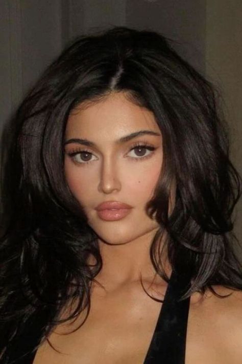 Kylie Jenner Dark Hair, Kylie Jenner Freckles, Kylie Jenner Hairstyles, Femme Fatale Makeup, Kylie Jenner Short Hair, Kylie Jenner Icons, Kylie Jenner Hair, Kyle Jenner, Kylie Jenner Lipstick