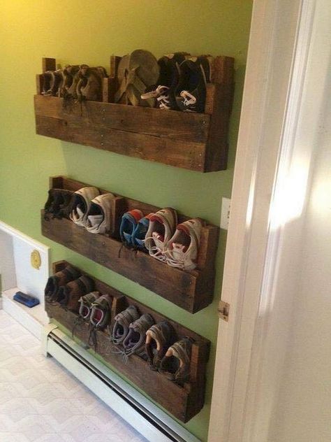 Pallet Shoe Rack, Country Cottage Living, Diy Space Saving, Diy Home Decor For Apartments, Diy Shoe Rack, Apartment Storage, Clever Organizer, Diy Space, Small Space Storage