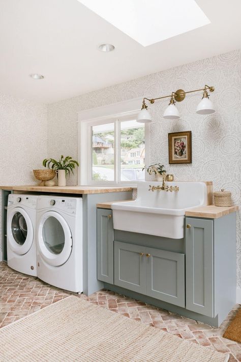 Laundry And Washroom Combo, Laundry And Bathroom Combo, Laundry Closet Makeover, Black Rooms, Minimalist Living Room Design, Laundry Room Closet, Mudroom Laundry Room, Farmhouse Laundry, Minimalist Kitchen Design