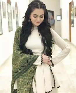 Saree Hairstyles, Hania Amir, Pakistani Fashion Casual, Pakistani Dresses Casual, Pakistani Fashion Party Wear, Salwar Kamiz, Pakistani Bridal Dresses, Simple Pakistani Dresses, Haircut Hairstyle