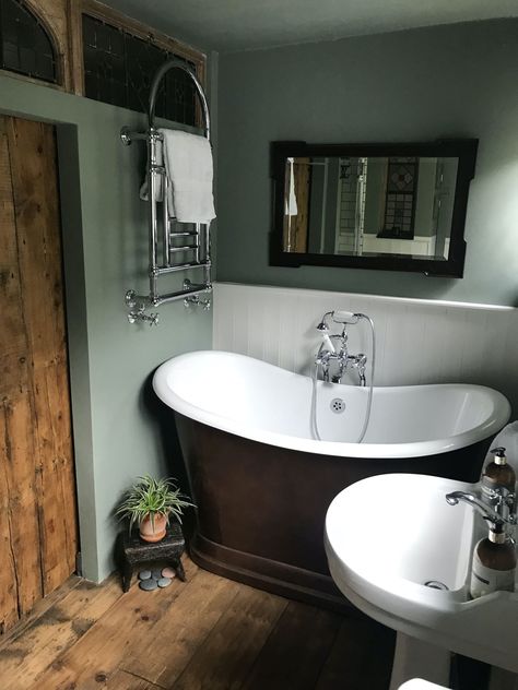 Small Bathroom Ensuite, Small Ensuite Ideas, Small Bathroom With Bath, Bathroom Without Windows, Small Ensuite Bathroom, Ensuite Ideas, Small Ensuite, Small Shower Room, Cottage Bathroom Ideas