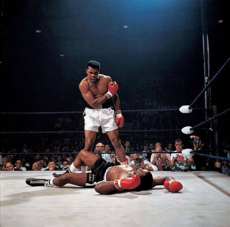 Neil Leifer - Muhammad Ali standing over a fallen Sonny Liston For Sale at 1stDibs Muhammad Ali Tattoo, Gang Fanart, Ali Wallpaper, Muhammad Ali Art, Neil Leifer, Sonny Liston, Foto Sport, Mohamed Ali, Muhammed Ali