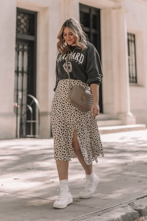 Fall Midi Skirt Outfit, Fall Midi Skirt, Fall Midi, Curvy Casual Outfits, Plus Size Fall Outfit, Plus Size Fall Fashion, Midi Skirt Outfit, Look Plus Size, Skirt And Sneakers