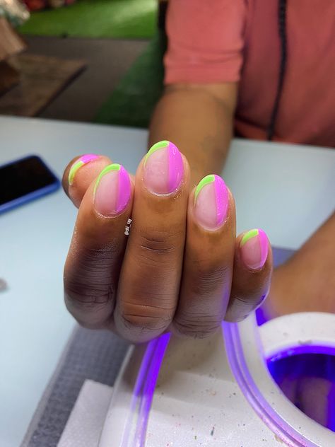 Short Negative Space Nails, Negative Space Nails Short, Neon Green Gel Nails, Space Nail Art, Monochromatic Nails, Short Natural Nails, Negative Space Nail Art, Chic Nail Designs, Mani Ideas