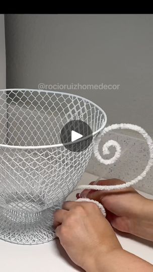 Transform this trash can or baskets into a beautiful outdoor decoration, simple and affordable. You’re going to love it! | By Rocio Ruiz - Home DecorFacebook Ladies Event, Tree Projects, Dollar Store Diy Projects, Gardening Hacks, Diy Flower Pots, Purple Party, Dollar Store Diy, Garden Crafts, Repurpose