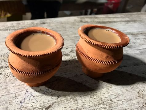 Drinking tea/ chai from a regular mug this morning and craving to have some in one of these traditional ‘bhars’ / ‘ভার’ / ‘kulhad’ (clay cups or pots) like we did in Shantiniketan, it gives the tea such a wonderful earthy flavor !! ☕️ Plant Wedding Favors, Hot Chai, Plant Wedding, Good Morning Tea, Tea Biscuits, Clay Cup, Indian Street, Restaurant Ideas, Indian Street Food