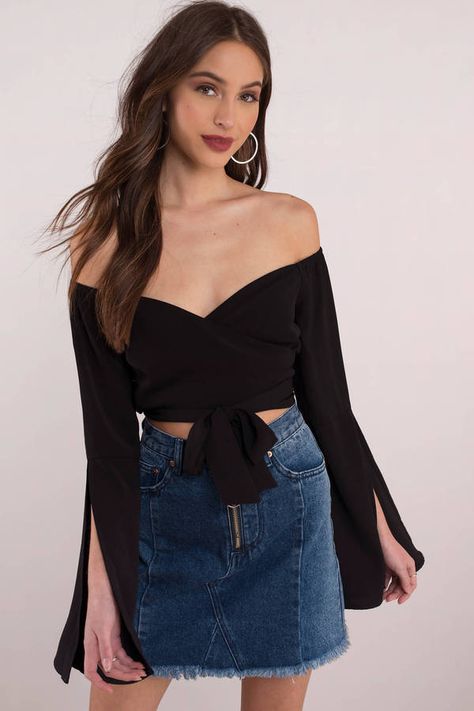 Long Sleeve With Jeans, Black Off Shoulder Top, Bell Sleeve Crop Top, Black Long Sleeve Crop Top, Crop Top Long Sleeve, Crop Top Long, Casual Skirt Outfits, Tie Crop Top, Black Crop Top