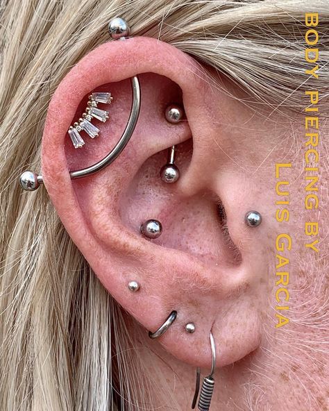 4,542 Likes, 38 Comments - Luis Garcia (@luisgpiercing) on Instagram: “Check out this upgrade to this glorious yellow gold Crown Jewels end from @buddhajewelryorganics…” New Ear Piercing, Different Ear Piercings, Men's Piercings, Industrial Piercing Jewelry, Pretty Ear Piercings, Cool Piercings, Ear Style, Piercings Unique, Industrial Piercing