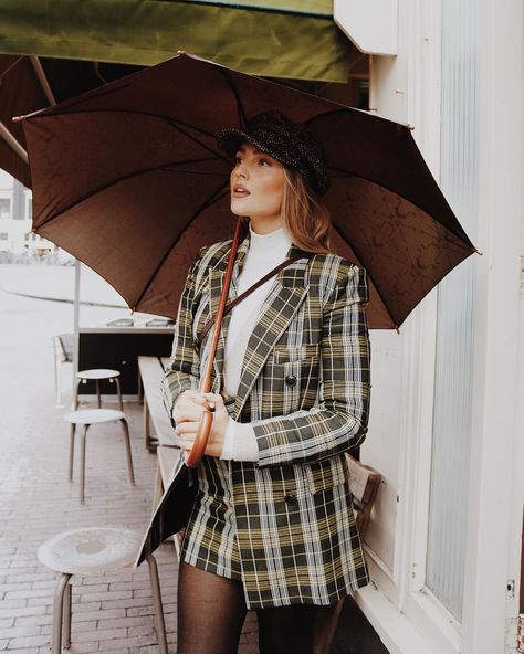 Perrie Edwards ✌️🌻 on Instagram: “A little explore around Amsterdam yesterday! Who’s ready for the show tonight? #LM5tour 🖤” Perrie Edwards Style, Litte Mix, Jesy Nelson, Perrie Edwards, Little Mix, Female Singers, Outfits Casuales, Style Icons, Cool Girl