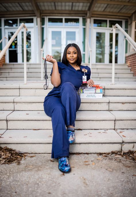 Nurse Pics Photo Ideas, Nursing Graduation Pictures Ideas Photo Shoot, Nursing Graduation Pictures Ideas, Doctor Photoshoot Ideas, Lpn Graduation, Nursing School Graduation Pictures, Nursing Ideas, Nursing Pictures, Nurse Pics