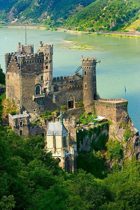 Rudesheim am Rhein, Rheinstein castle on the Rhein River, Germany (© Jim Zuckerman). Rheinstein Castle, German Castles, Castle Germany, Old Castle, European Castles, Rhine River, Germany Castles, Castle In The Sky, Castle Ruins