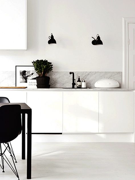 Start today affected great kitchen decorating and styles checklist Dapur Skandinavia, Sakura House, Model Dapur, Black Wall Lights, Kitchen Finishes, Kitchen Surfaces, Black And White Interior, Scandinavian Kitchen, Kitchen Marble