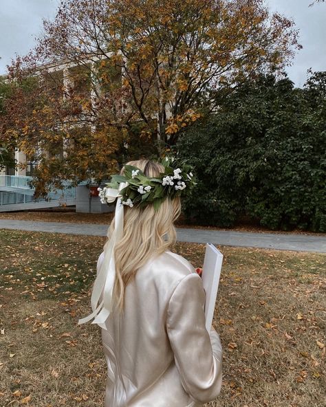 #look #inspo #graduation #contentcreator #aesthetic #autumn #october #lookautumn Laurel Crown Aesthetic, Italian Graduation Crown, Graduation Flower Crown, Graduation Day Aesthetic, Flower Crown Graduation, Degree Party, Italian Flowers, Laurel Crown, Graduation Look