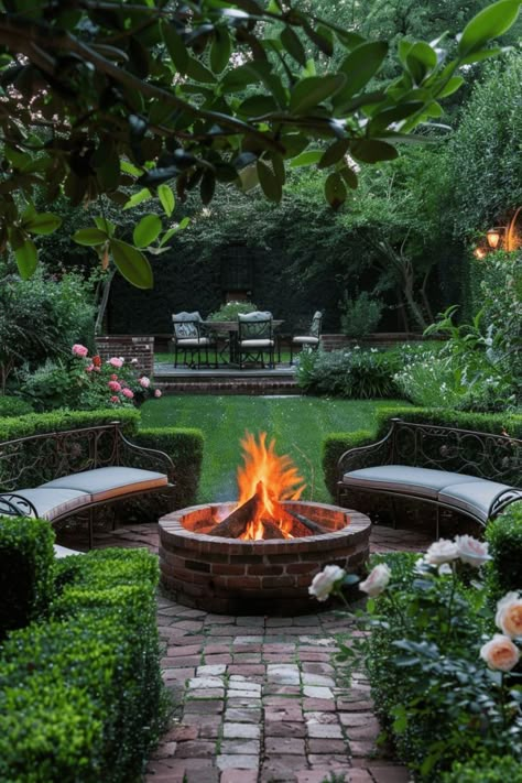 Lounge Garden Ideas, Natural Fire Pit Ideas Backyard, Backyard Fire Pit Ideas Lounge Areas, Cheap Diy Fence, Diy Fence Ideas, Steel Decor, Yard Oasis, Creative Landscaping, Brick Fire Pit