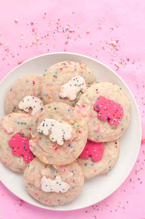 Quick and Easy Animal Cracker Cookies - soft and chewy funfetti cookies filled with bits of frosted circus animal cookies Circus Animal Cookies, Cookies Sprinkles, Frosted Animal Crackers, Animal Cracker, Circus Animal Cookie, Pink Sprinkles, Cracker Cookies, Buy Cookies, Sprinkle Cookies