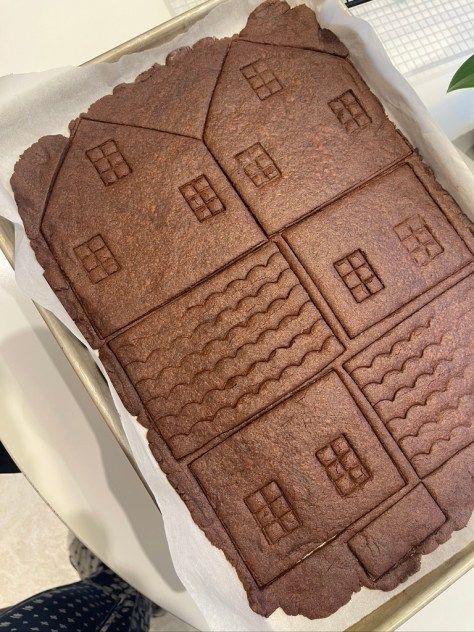 Chocolate House Ideas, Chocolate House Christmas, Sugar Cookie Gingerbread House, Sugar Cookie House Recipe, Cookie House Recipe, Chocolate Gingerbread House, Sugar Cookie House, Chocolate Gingerbread Cookies, Chocolate Sugar Cookie Recipe