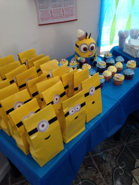 Themed-treat-bags - Home Decorating Trends - Homedit Diy Minion Birthday Party, Minions Birthday Party Decorations, Minion Party Decorations, Minion Party Favors, Minion Party Theme, Minion Balloons, Minions Birthday Theme, Minion Decorations, Diy Minions