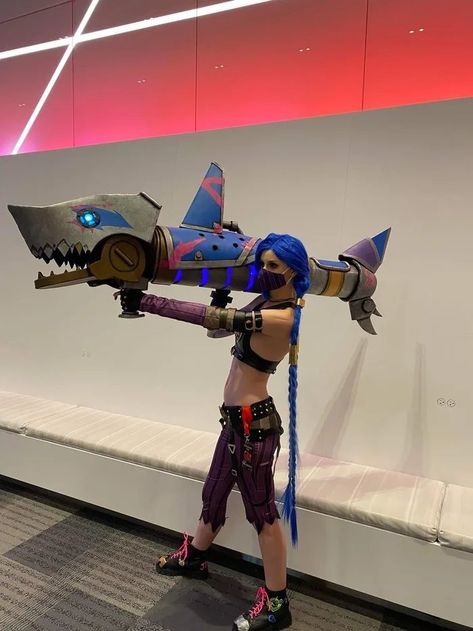 Diy Jinx Cosplay, Jinx Shark Bazooka, Jinx Shark Cannon, Cosplay Jinx, Arcane Cosplay, Jinx Cosplay, Shooting Ideas, Cosplay Inspo, Cosplay Inspiration