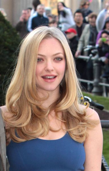 Jana Core, Amanda Seyfried Hair, Sunday Wedding, Hair Layers, Hair Things, Fotografi Vintage, Dye Colors, Blowout Hair, 90s Hairstyles