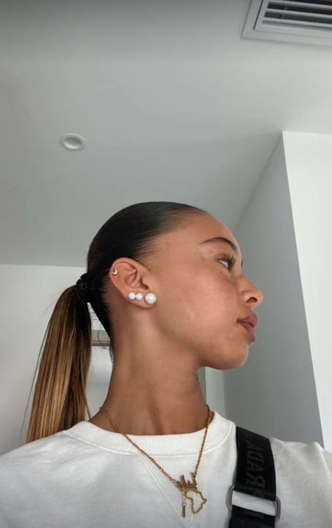 Baddy Hair Styles, Sleek Hairstyles Straight Hair, Straight Ponytail Hairstyles, Hairstyles Sleek, Zara Drip, Straight Ponytail, Sleek Ponytail, Hair Stylist Life, Sleek Hairstyles