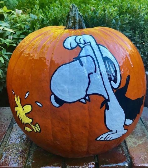 Pumpkin Painting Ideas Charlie Brown, Peanuts Pumpkin Painting, Pumpkin Painting Ideas Snoopy, Charlie Brown Pumpkin Painting, Pumpkin Ideas For Halloween Painted, Punkin Paintings, Snoopy Pumpkin Painting, Pumpkin Painting Ideas Funny, Spooky Pumpkin Painting Ideas