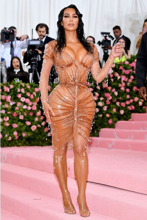 Kim Kardashian West's Mugler dress took eight months to make- HarpersBAZAARUK Gala Themes, Met Gala Dresses, Wet Dress, Amber Valletta, Look Rose, Met Ball, Met Gala Red Carpet, Winnie Harlow, Lily Aldridge