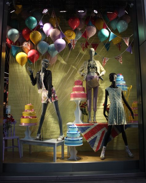 Love all the  balloons surrounding the mannequins. Abstract Mannequins, Store Merchandising, Autumn Window Display, Summer Display, Shop Displays, Store Window Displays, Civil Wars, Christmas Window Display, Window Display Design