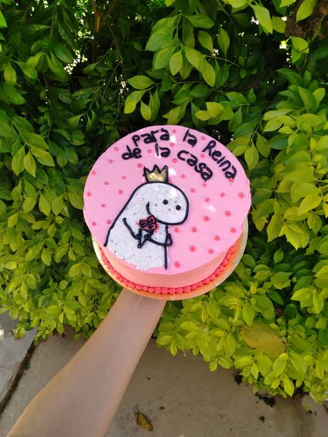 Torta divertida color rosa, con dibujo de un muñeco flork y frase "para la reina de la casa" Mini Birthday Cakes For Women, Birthday Cake For Mum, Happy Birthday Mom Cake, Cake Meme, Puppy Birthday Cakes, Happy Birthday Mama, Ugly Cakes, Sweat Treats, Birthday Sweets