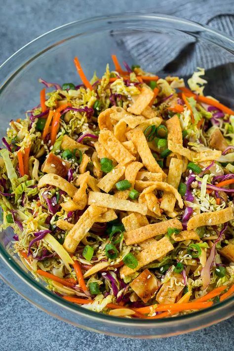 A bowl of Chinese chicken salad topped with wontons and sesame seeds. Hardy Salads, Chinese Salad, Chinese Chicken Salad Recipe, Chinese Dinner, Healthy Chinese, Boiled Chicken Breast, Salad Dinner, Asian Chicken Salads, Chinese Chicken Salad