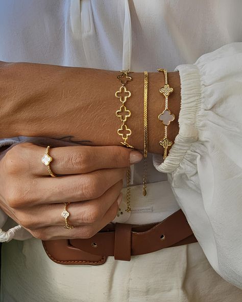 🌟 Destaque-se com Braceletes e Pulseiras da Coleção Gold West! 🌟 Que tal incluir braceletes e pulseiras no seu mostruário? Essas peças são perfeitas para sobreposição em looks de inverno, garantindo que suas clientes continuem a usar joias mesmo na estação mais fria. ❄️ Comente "GOLD" para acessar as novidades e garantir peças exclusivas! 🌟 #carreira #viverdesemijoias #Influentes #semijoiaslimeira #semijoianoatacado #ohmygold #EmpreendedorasDeSucesso #empreendedora #semijoiasdeluxo #empree... Cosy Aesthetic, Post Cover, Vision Board, Gold