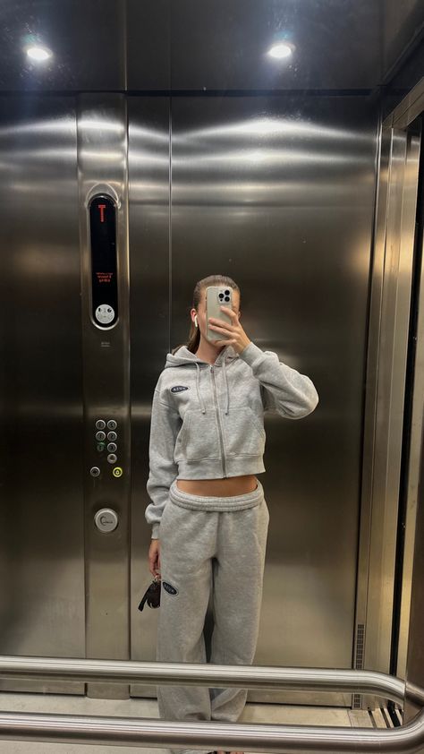 Mirror Outfit Pics, Vintage Classy Outfits, 2000s Sportswear, Dresses Pastel, Girl Money, Outfit Airport, Travel Plane, Travel Bed, Sweats Outfit