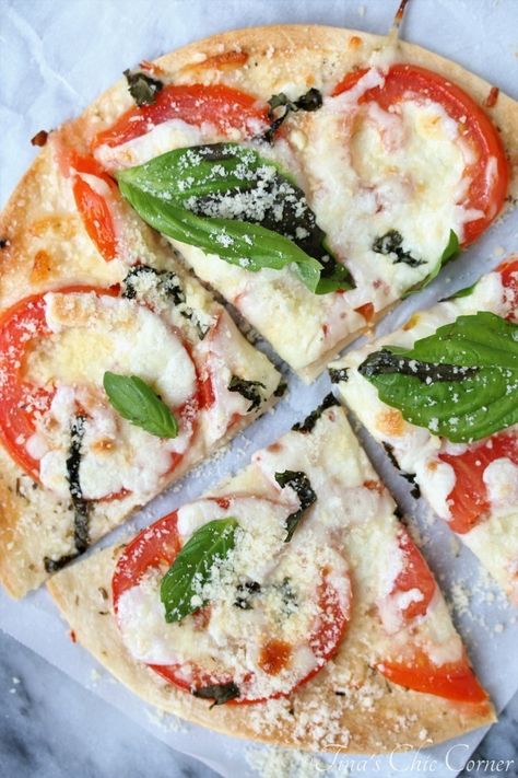 Pizza Tortilla, Margherita Pizza Recipe, 300 Calorie Meals, Pizza Bianca, Tortilla Pizza, Calorie Meals, Pizza Margherita, Vegetarian Pizza, Tortilla Recipe