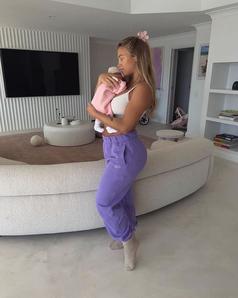 TAMMY Hembrow showed off her toned stomach in a crop top just four days after giving birth to her daughter. The fitness model – who used to be BFFs with Kylie Jenner – displayed her abs while cradling her newborn in sweet new photos. Tammy wowed in a white sports bra and purple joggers as […] Reece Hawkins, Purple Joggers, Toned Stomach, Tammy Hembrow, After Giving Birth, Australian Models, White Sports Bra, Giving Birth, Dad Day