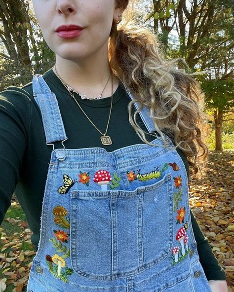 Embroidery On Dungarees, Embroidered Overalls Diy, Dungree Styles, Embroidery Overalls, Summer Dungarees, Cottagecore Style Outfits, Overall Embroidery, Western Work Outfit, Mushroom Fashion