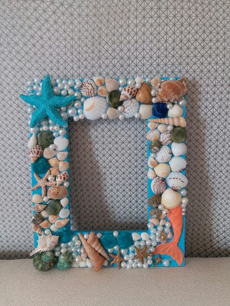 Beach Picture Frames Diy, Beach Picture Frame, August Themes, Photo Frame Crafts, Picture Frame Crafts, Seashell Projects, Mermaid Crafts, Diy Photo Frames, Bible School Crafts