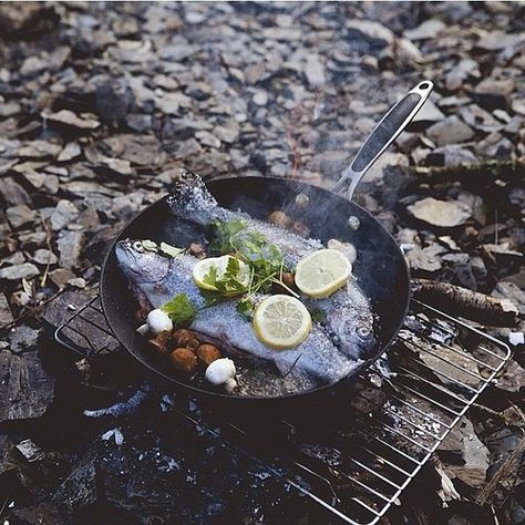 Campfire Food, Fire Cooking, Campfire Cooking, Survival Food, Camp Cooking, On The Grill, Adventure Camping, Camping Food, Camping Meals