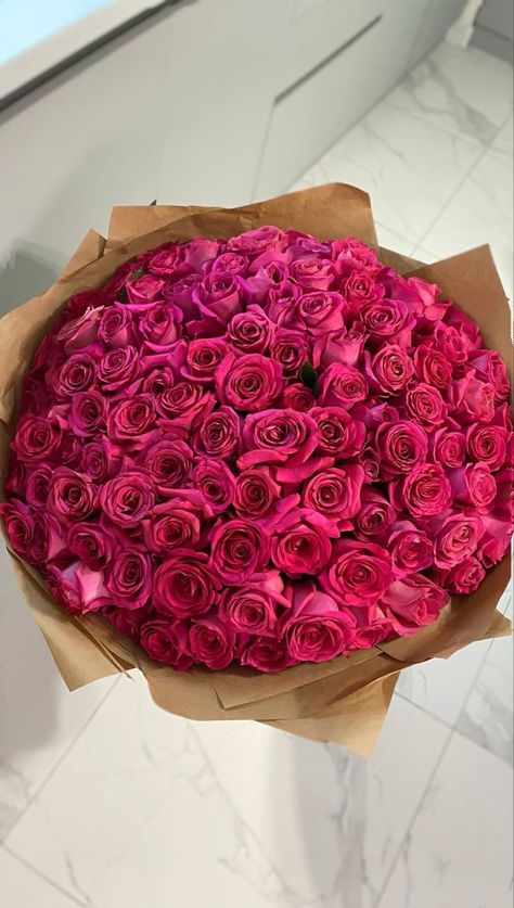 Dark Pink Aesthetic, Biggest Bouquet Of Roses, Big Bouquet Of Roses Birthday, Big Pink Roses Bouquet, Big Bouquet Of Roses Aesthetic, Pink And Red Roses Bouquet Aesthetic, Dark Pink Roses, Luxury Bouquet, Rose Love