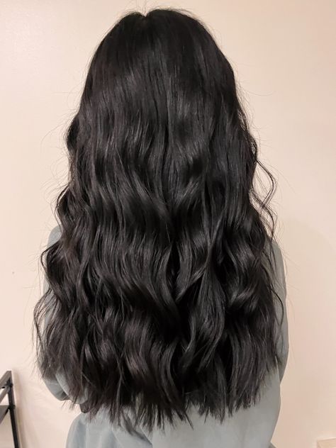 Lose Curls Black Hair, Natural Wavy Black Hair, Black Wavy Hair Aesthetic, Black Hair 80s, Black Hair Dyed, Black Hair Wavy, Almost Black Hair, Dc Outfits, Wavy Black Hair