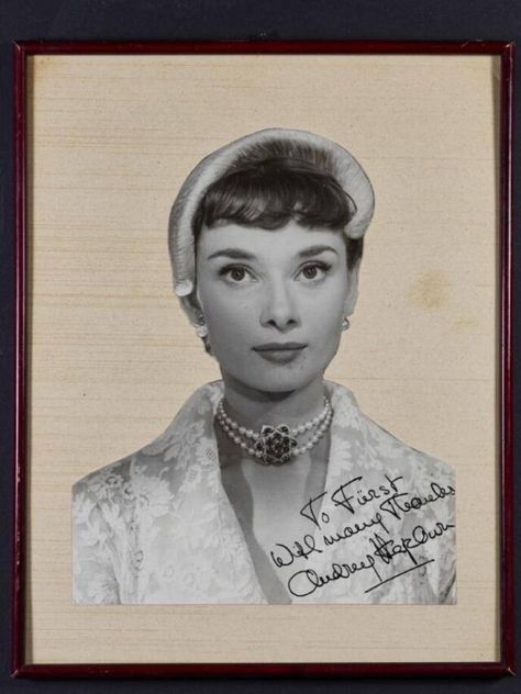 A piece of cinematic history is up for grabs! The necklace worn by Audrey Hepburn in "Roman Holiday" is set to be auctioned at Christie's. Valued between $19,900-$29,000, this jewel is a creation of the Italian jewelry house Fürst. Founded in the 1850s by Moric Fürst in Turin, it quickly became the go-to jeweler for the Savoy royal family. As its fame grew, Fürst began crafting bespoke pieces for affluent clients and Hollywood stars. Audrey Hepburn herself handpicked this necklace from a... Audrey Hepburn Roman Holiday, Gold Motif, Hollywood Film, Rare Jewelry, Holiday Necklace, Pink Diamond Ring, Romantic Films, Celebrity Halloween Costumes, Pearl Tiara