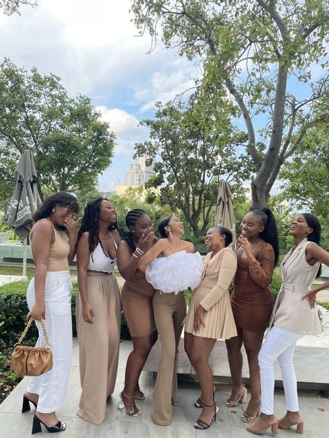 Color Coordinated Outfits Friends, Yacht Black, Girls Volleyball, Coordinates Outfits, Friend Vacation, 21st Birthday Photoshoot, Movie Black, Black Femininity, Series Black