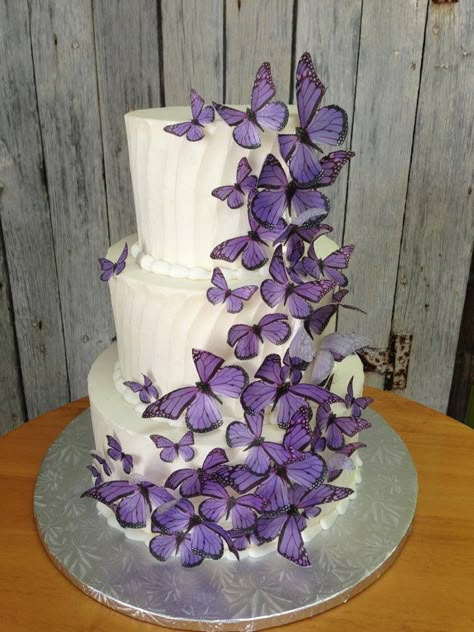 Торт Purple Butterfly Quinceanera Theme, Purple Butterfly Wedding, Tort Harry Potter, Purple Butterfly Cake, Butterfly Wedding Cake, Purple Sweet 16, Quince Cakes, Quince Cake, Sweet 15 Party Ideas Quinceanera