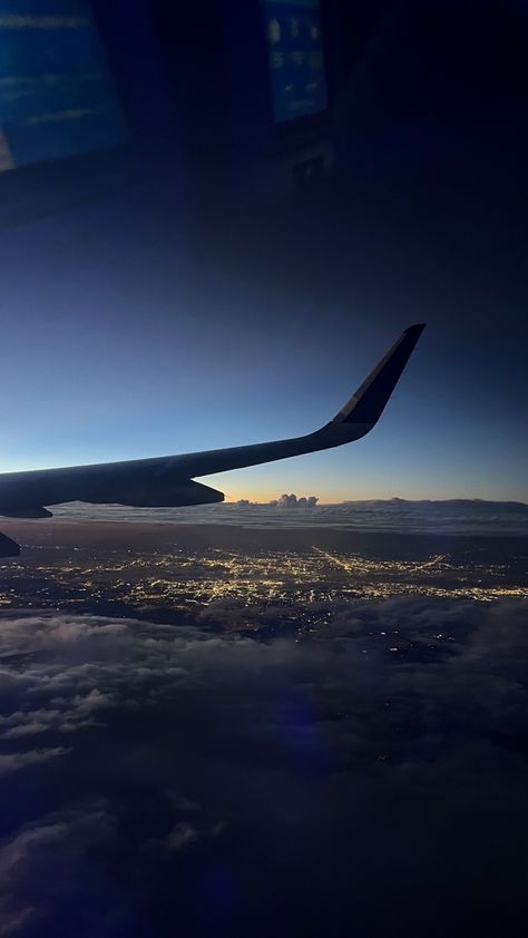 Flight Night View, Plane Flight Aesthetic, Aesthetic Plane Pictures, First Class Flight Aesthetic, Airplane Aesthetic Night, Night Flight Aesthetic, Kylie Core, Iris Core, Window View Night