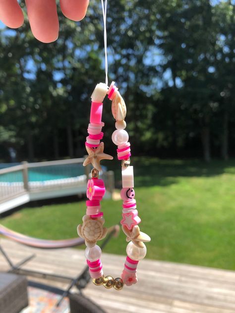 Pink Beachy Phone Charm! Pink and white phone charm with beachy charms! White Phone Charm, Pink Wallpaper Heart, Stretch Beaded Bracelets Diy, Make Clay Beads, Middle Island, Lululemon Shirts, Preppy Bracelets, Bracelets Ideas, Preppy Jewelry