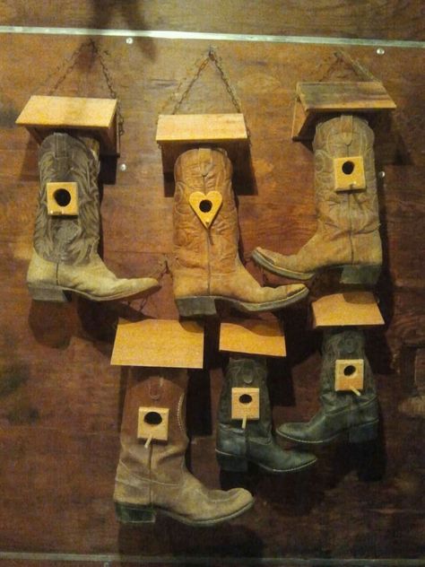 Funny Birdhouses, Boot Birdhouse, Backyard Birds Watching, Birdhouse Projects, Homemade Garden Decorations, Glass House Design, Homemade Bird Houses, Bird Houses Ideas Diy, Birdhouses Rustic