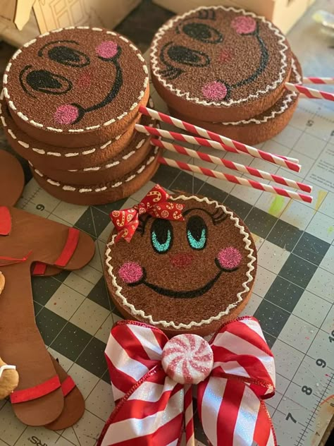 Gingerbread Christmas Decor Indoor, Themed Christmas Outdoor Decorations, Ginger Bread Diy Decorations, Christmas Diy Candy Decorations, Gingerbread Christmas Tree Ornaments Diy, Gingerbread Man Party Decorations, Gingerbread Christmas Tree Diy, Diy Christmas Decorations Gingerbread, Ginger Bread Theme Decorations