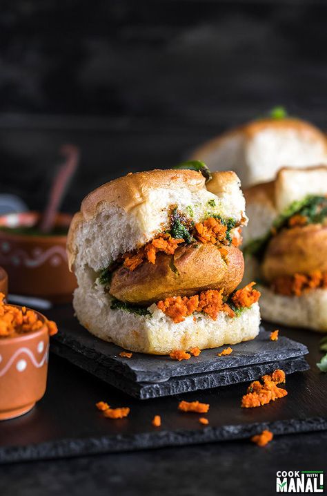 Vada Pav Recipe, Potato Sandwich, Indian Food Photography, Pav Recipe, Potato Filling, Food Spicy, Mumbai Street Food, Garlic Chutney, Pani Puri