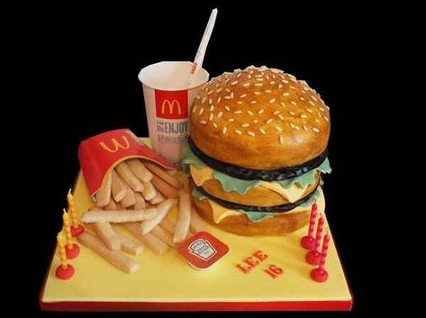 McDonald's Big Mac Cake | 27 Fast Food Themed Cakes That Are Like Works Of Art Cakes That Look Like Food, Mac Cake, Burger Cake, Unique Cakes Designs, Realistic Cakes, Beautiful Birthday Cakes, Crazy Cakes, Unique Cakes, Cupcake Cake